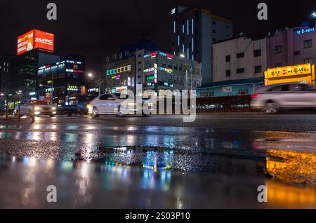 Busan, Corée du Sud - 19 mars 2018 : photo de rue de nuit avec des voitures sur l'avenue Banque D'Images