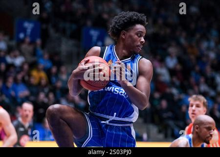 Francfort-sur-le-main, Allemagne. 23 décembre 2024. Malik Parsons (Skyliners Frankfurt, #00) Am Ball, GER, Skyliners Frankfurt v. ratiopharm Ulm, easycredit BBL, Basketball, Bundesliga, 12. Spieltag, Spielzeit 2024/2025, 23.12.2024. Foto : Eibner-Pressefoto/Florian Wiegand crédit : dpa/Alamy Live News Banque D'Images