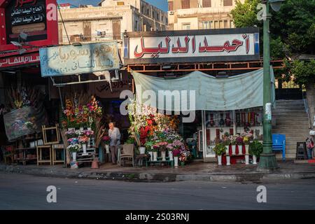 Un magasin de fleurs vibrant à Alexandrie, en Égypte, orné de bouquets et de plantes colorés, mettant en valeur la vie urbaine locale et le commerce de rue traditionnel. Banque D'Images