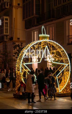 MALAGA, ESPAGNE - 21 DÉCEMBRE 2024 : le centre-ville brille de décorations de Noël enchanteresses, créant un pays des merveilles festif à Malaga, en Espagne Banque D'Images