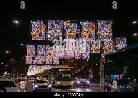 MALAGA, ESPAGNE - 21 DÉCEMBRE 2024 : le centre-ville brille de décorations de Noël enchanteresses, créant un pays des merveilles festif à Malaga, en Espagne Banque D'Images