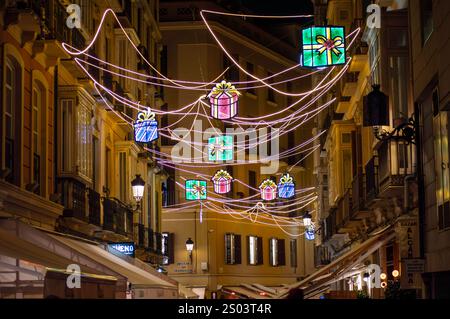 MALAGA, ESPAGNE - 21 DÉCEMBRE 2024 : le centre-ville brille de décorations de Noël enchanteresses, créant un pays des merveilles festif à Malaga, en Espagne Banque D'Images