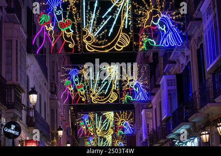 MALAGA, ESPAGNE - 21 DÉCEMBRE 2024 : le centre-ville brille de décorations de Noël enchanteresses, créant un pays des merveilles festif à Malaga, en Espagne Banque D'Images