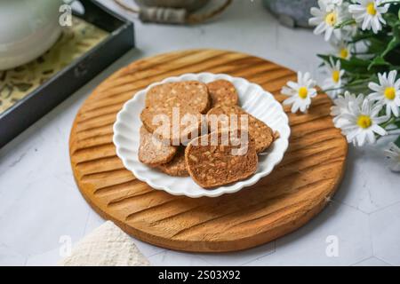 Une vue rapprochée de délicieux biscuits aux amandes au chocolat soigneusement disposés sur une assiette blanche. Un cookie populaire en Malaisie pendant l'Aïd Mubarak (Hari Raya) Banque D'Images