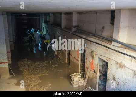 Valencia, Espagne. 24 décembre 2024. La veille de Noël, les soldats de l'armée espagnole continuent de retirer la boue des inondations à Valence causées par le Dana, presque deux mois plus tard. Ils distribuent également des bonus de Noël à Paiporta. Crédit : Salva Garrigues/Alamy Live News Banque D'Images