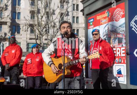 Milan, Italie. 24 décembre 2024. Preghiera interreligiosa con i City Angels davanti alla Stazione centrale Marco Ligabue - Milano, Italia - Martedì, 24 Dicembre 2024 (foto Stefano Porta/LaPresse) prière interreligieuse avec les City Angels devant la gare centrale - Milan, Italie - mardi 24 décembre 2024 (photo Stefano Porta/LaPresse) crédit : LaPresse/Alamy Live News Banque D'Images