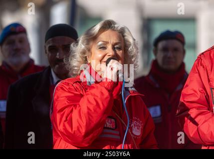 Milan, Italie. 24 décembre 2024. Preghiera interreligiosa con i City Angels davanti alla Stazione centrale con Daniela Iavarone - Milano, Italia - Martedì, 24 Dicembre 2024 (foto Stefano Porta/LaPresse) prière interreligieuse avec les City Angels devant la gare centrale - Milan, Italie - mardi 24 décembre 2024 (photo Stefano Porta/LaPresse) crédit : LaPresse/Alamy Live News Banque D'Images