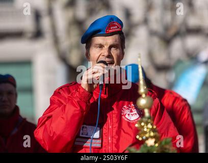 Milan, Italie. 24 décembre 2024. Preghiera interreligiosa con i City Angels davanti alla Stazione centrale con Mario Furlan - Milano, Italia - Martedì, 24 Dicembre 2024 (foto Stefano Porta/LaPresse) prière interreligieuse avec les City Angels devant la gare centrale - Milan, Italie - mardi 24 décembre 2024 (photo Stefano Porta/LaPresse) crédit : LaPresse/Alamy Live News Banque D'Images