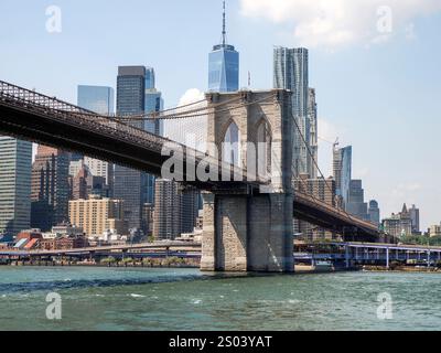 Pont de Brooklyn New york vue sur manhattan depuis la croisière en bateau East River Banque D'Images