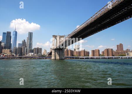 Pont de Brooklyn New york vue sur manhattan depuis la croisière en bateau East River Banque D'Images