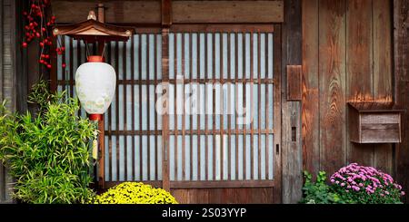 Décoration de lanterne de style japonais traditionnel devant la porte en bois.des maisons japonaises traditionnelles Banque D'Images
