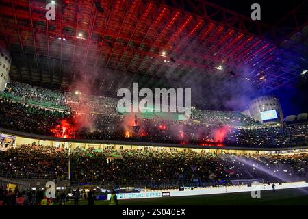 Milan, Italie. 23 décembre 2024. Les fans de football de l'Inter vu sur les gradins lors du match de Serie A entre l'Inter et Côme à Giuseppe Meazza à Milan. Crédit : Gonzales photo/Alamy Live News Banque D'Images