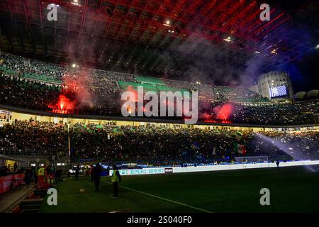 Milan, Italie. 23 décembre 2024. Les fans de football de l'Inter vu sur les gradins lors du match de Serie A entre l'Inter et Côme à Giuseppe Meazza à Milan. Crédit : Gonzales photo/Alamy Live News Banque D'Images