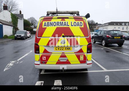 Panneau « charge anormale » à l'arrière de la fourgonnette blanche avec des bandes jaunes et rouges avec un autocollant GPL garé dans un parking au pays de Galles Royaume-Uni KATHY DEWITT Banque D'Images