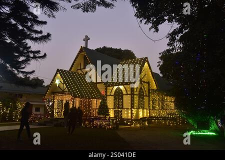 Guwahati, Guwahati, Inde. 24 décembre 2024. Une église s'illumine à la veille de la célébration de Noël à Guwahati en Inde le mardi 24 décembre 2024 (crédit image : © Dasarath Deka/ZUMA Press Wire) USAGE ÉDITORIAL SEULEMENT! Non destiné à UN USAGE commercial ! Banque D'Images