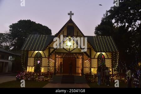 Guwahati, Guwahati, Inde. 24 décembre 2024. Une église s'illumine à la veille de la célébration de Noël à Guwahati en Inde le mardi 24 décembre 2024 (crédit image : © Dasarath Deka/ZUMA Press Wire) USAGE ÉDITORIAL SEULEMENT! Non destiné à UN USAGE commercial ! Banque D'Images