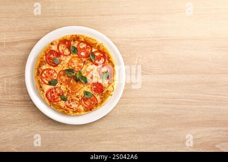 Pizza Margherita classique avec mozzarella, tomates et basilic. Banque D'Images