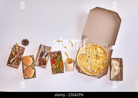 Une sélection de plats à emporter représentant différentes cuisines, conditionnés dans des boîtes en carton écologiques. Banque D'Images