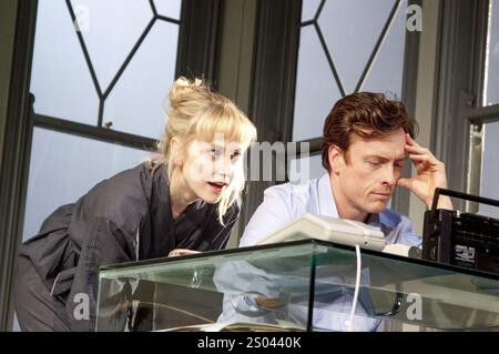 Hattie Morahan (Annie), Toby Stephens (Henry) dans THE REAL THING de Tom Stoppard au Old Vic Theatre, Londres SE1 21/04/2010 design : lez Brotherston éclairage : Hugh Vanstone réalisateur : Anna Mackmin Banque D'Images