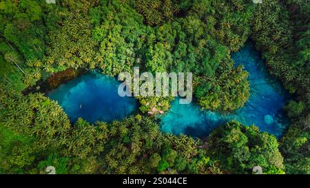 Lac le plus transparent avec de l'eau bleu cristal à Sulawesi, Indonésie. Vue drone Banque D'Images