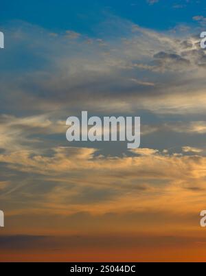 Véritable majestueux lever de soleil coucher de soleil fond de ciel avec de doux nuages colorés sans oiseaux. Photo verticale. Banque D'Images