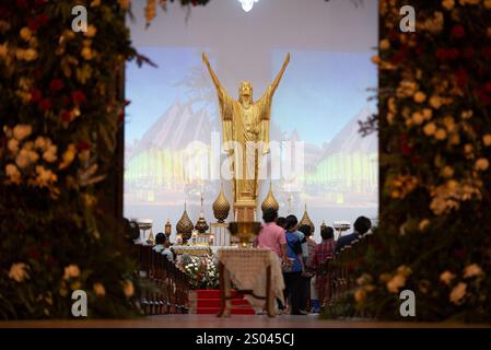 Bangkok, Thaïlande. 24 décembre 2024. Vue de Christian Join pour la messe de Noël à l'église Saint Rédempteur, le 24 décembre 2024. À Bangkok Thaïlande. (Photo de Teera Noisakran/Sipa USA) crédit : Sipa USA/Alamy Live News Banque D'Images
