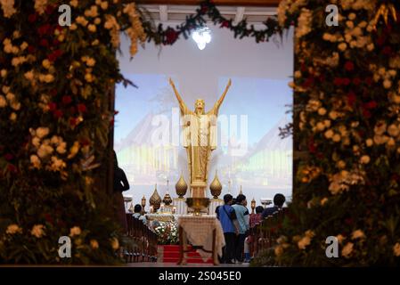 Bangkok, Thaïlande. 24 décembre 2024. Vue de Christian Join pour la messe de Noël à l'église Saint Rédempteur, le 24 décembre 2024. À Bangkok Thaïlande. (Photo de Teera Noisakran/Sipa USA) crédit : Sipa USA/Alamy Live News Banque D'Images