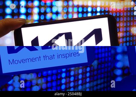 Pologne. 23 décembre 2024. Dans cette illustration photo, le logo de la société Kia est affiché sur l'écran d'un smartphone. (Crédit image : © Piotr SWAT/SOPA images via ZUMA Press Wire) USAGE ÉDITORIAL SEULEMENT! Non destiné à UN USAGE commercial ! Banque D'Images