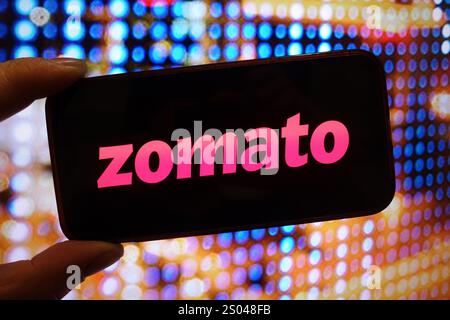 Pologne. 23 décembre 2024. Dans cette illustration photo, le logo de la société Zomato est affiché sur un écran de smartphone. (Crédit image : © Piotr SWAT/SOPA images via ZUMA Press Wire) USAGE ÉDITORIAL SEULEMENT! Non destiné à UN USAGE commercial ! Banque D'Images