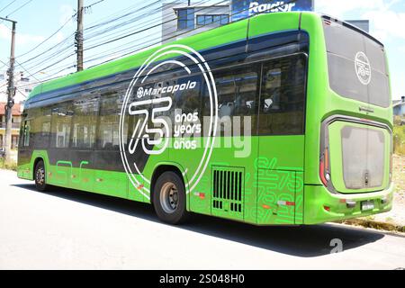 Caxias do Sul, Brésil. 24 décembre 2024. Images de bus électriques de la société Marcopolo circulant dans les rues de Caxias do Sul, subissant des tests de charge électrique et de transport/poids de charge. Le véhicule blanc a été fabriqué en 2022 et le vert est un modèle 2025. Caxias do Sul, RS, (24). Crédit : Antônio Machado/FotoArena/Alamy Live News Banque D'Images