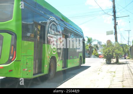 Caxias do Sul, Brésil. 24 décembre 2024. Images de bus électriques de la société Marcopolo circulant dans les rues de Caxias do Sul, subissant des tests de charge électrique et de transport/poids de charge. Le véhicule blanc a été fabriqué en 2022 et le vert est un modèle 2025. Caxias do Sul, RS, (24). Crédit : Antônio Machado/FotoArena/Alamy Live News Banque D'Images