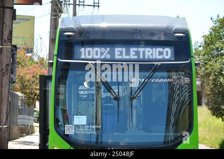 Caxias do Sul, Brésil. 24 décembre 2024. Images de bus électriques de la société Marcopolo circulant dans les rues de Caxias do Sul, subissant des tests de charge électrique et de transport/poids de charge. Le véhicule blanc a été fabriqué en 2022 et le vert est un modèle 2025. Caxias do Sul, RS, (24). Crédit : Antônio Machado/FotoArena/Alamy Live News Banque D'Images
