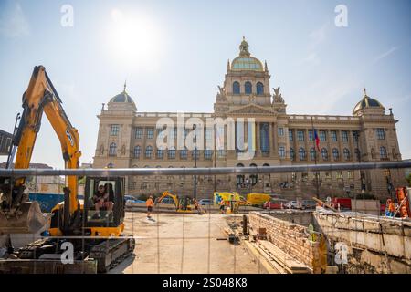 Prague, République tchèque - 28 août 2024 : reconstruction de la partie supérieure de la place Venceslas, construction de voies de tramway, modernisation des infrastructures Banque D'Images