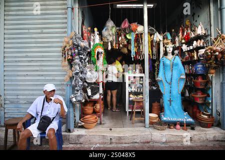 À l'extérieur du marché Ver-o-Peso de Belém, l'un des plus grands marchés en plein air d'Amérique latine, un magasin vend des personnages religieux en cire. Ces objets traditionnels sont principalement vendus à l’occasion du festival catholique Círio de Nazaré, qui attire deux millions de personnes chaque année. Banque D'Images