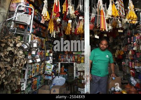 À l'extérieur du marché Ver-o-Peso de Belém, l'un des plus grands marchés en plein air d'Amérique latine, un magasin vend des personnages religieux en cire. Ces objets traditionnels sont principalement vendus à l’occasion du festival catholique Círio de Nazaré, qui attire deux millions de personnes chaque année. Banque D'Images