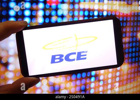 Pologne. 23 décembre 2024. Dans cette illustration photo, le logo de la société BCE est affiché sur un écran de téléphone intelligent. (Photo de Piotr SWAT/SOPA images/SIPA USA) *** strictement à des fins éditoriales *** crédit : SIPA USA/Alamy Live News Banque D'Images