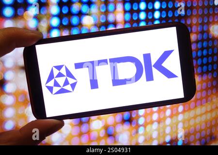 Pologne. 23 décembre 2024. Dans cette illustration photo, le logo de la société TDK est affiché sur l'écran d'un smartphone. (Photo de Piotr SWAT/SOPA images/SIPA USA) *** strictement à des fins éditoriales *** crédit : SIPA USA/Alamy Live News Banque D'Images