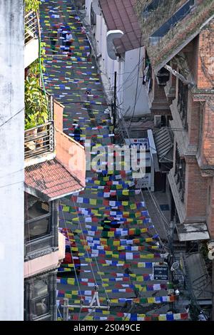 Des drapeaux colorés bordent une rue populaire à Thamel, Katmandou, Népal. Banque D'Images