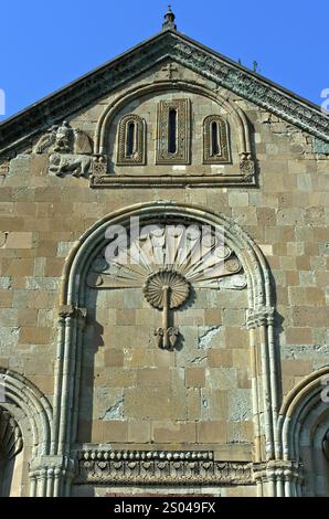 Cathédrale Svetitskhoveli, décoration sculpturale avec une décoration en forme d'éventail de douze segments rayonnants sur la façade est, patrimoine mondial de l'UNESCO S Banque D'Images