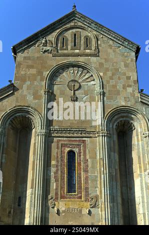 Cathédrale Svetitskhoveli, décoration sculpturale avec une décoration en forme d'éventail de douze segments rayonnants au-dessus de la fenêtre principale sur la façade est, U. Banque D'Images