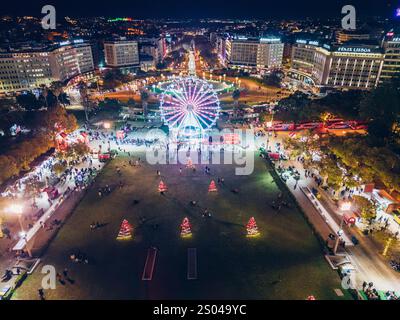 Lisbonne, Portugal - 23 décembre 2024 : vue aérienne par drone des fêtards à Wonderland Lisbonne décorations de Noël au parc Eduardo XII avec un grand Banque D'Images