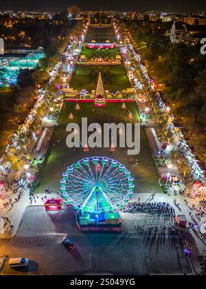 Lisbonne, Portugal - 23 décembre 2024 : vue aérienne par drone des fêtards à Wonderland Lisbonne décorations de Noël au parc Eduardo XII avec un grand Banque D'Images