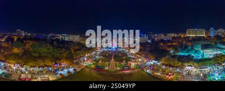 Lisbonne, Portugal - 23 décembre 2024 : drone aérien vue panoramique des fêtards à Wonderland Lisbonne décorations de Noël au parc Eduardo XII Banque D'Images