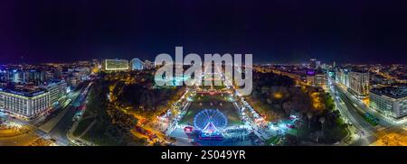 Lisbonne, Portugal - 23 décembre 2024 : drone aérien vue panoramique des fêtards à Wonderland Lisbonne décorations de Noël au parc Eduardo XII Banque D'Images