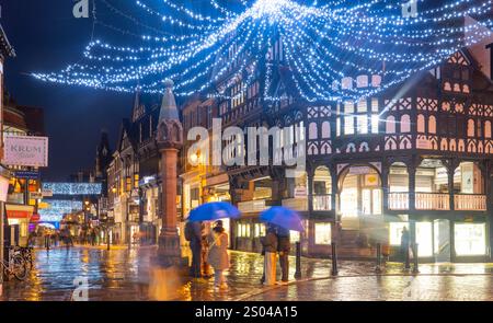 Chester Cross et Eastgate Street, à la jonction de Bridge Street, Chester par un après-midi de décembre 2024 très humide. Banque D'Images