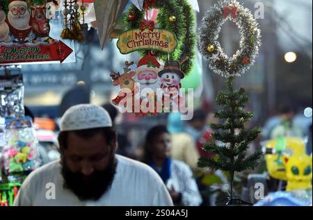 Les articles de Noël sont en vente dans le cadre de la cérémonie des célébrations de Noël à venir, au bazar Saddar Bohri à Karachi le mardi 24 décembre 2024. Banque D'Images