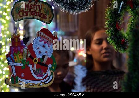 Les articles de Noël sont en vente dans le cadre de la cérémonie des célébrations de Noël à venir, au bazar Saddar Bohri à Karachi le mardi 24 décembre 2024. Banque D'Images