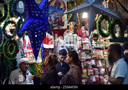 Les articles de Noël sont en vente dans le cadre de la cérémonie des célébrations de Noël à venir, au bazar Saddar Bohri à Karachi le mardi 24 décembre 2024. Banque D'Images