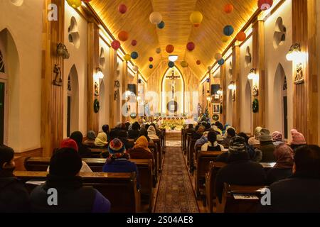 Srinagaar, Inde. 24 décembre 2024. Les dévots chrétiens prient à l'église catholique de la Sainte famille pendant les célébrations de Noël à Srinagar, la capitale estivale du Jammu-et-Cachemire. (Photo de Saqib Majeed/SOPA images/Sipa USA) crédit : Sipa USA/Alamy Live News Banque D'Images