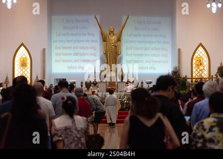 Bangkok, Thaïlande. 24 décembre 2024. Vue de Christian Join pour la messe de Noël à l'église Saint Rédempteur, le 24 décembre 2024. À Bangkok Thaïlande. (Photo de Teera Noisakran/Sipa USA) crédit : Sipa USA/Alamy Live News Banque D'Images